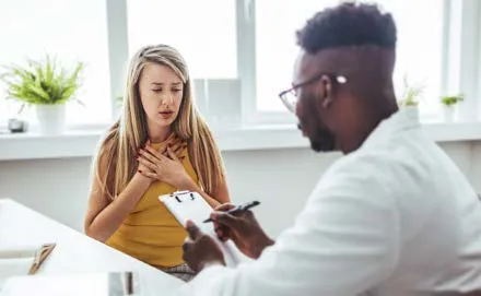 Consulta médica com avaliação de função pulmonar